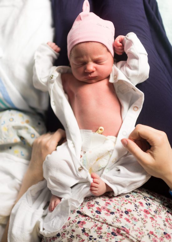 Photos de bébé après la naissance dans la chambre d'hôpital.