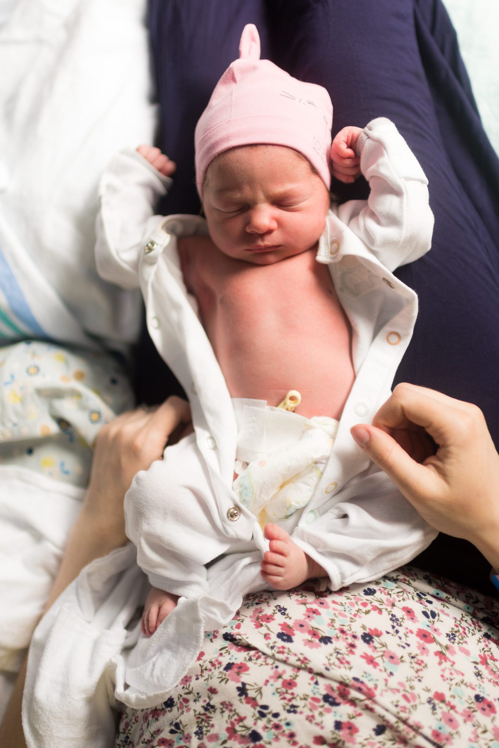 Photos de bébé après la naissance dans la chambre d'hôpital.