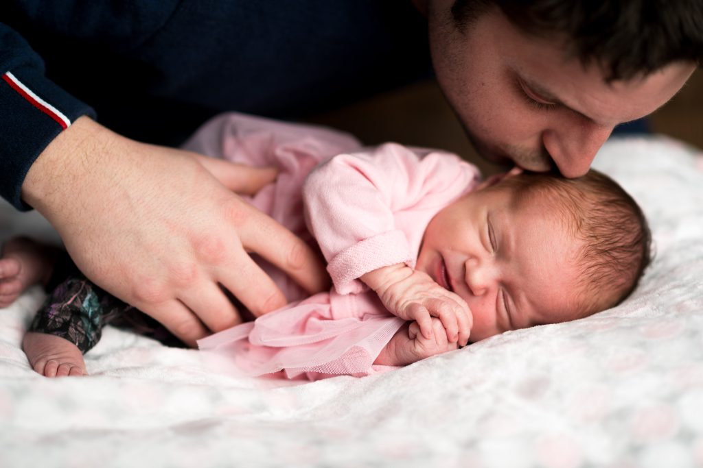 Photos d'un bébé et son père.