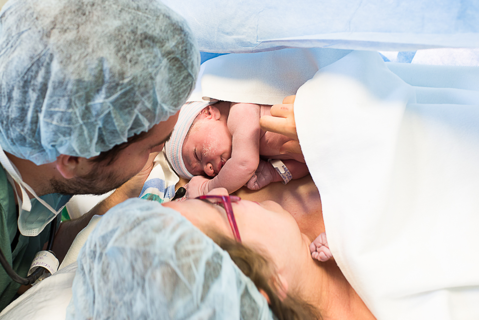 Photos de la naissance d'un bébé à l'hôpital, première rencontre avec les parents